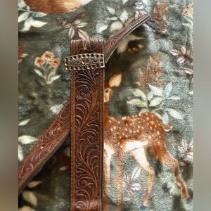 Silver Creek Collection Brown Tooled Western Leather Belt no buckle